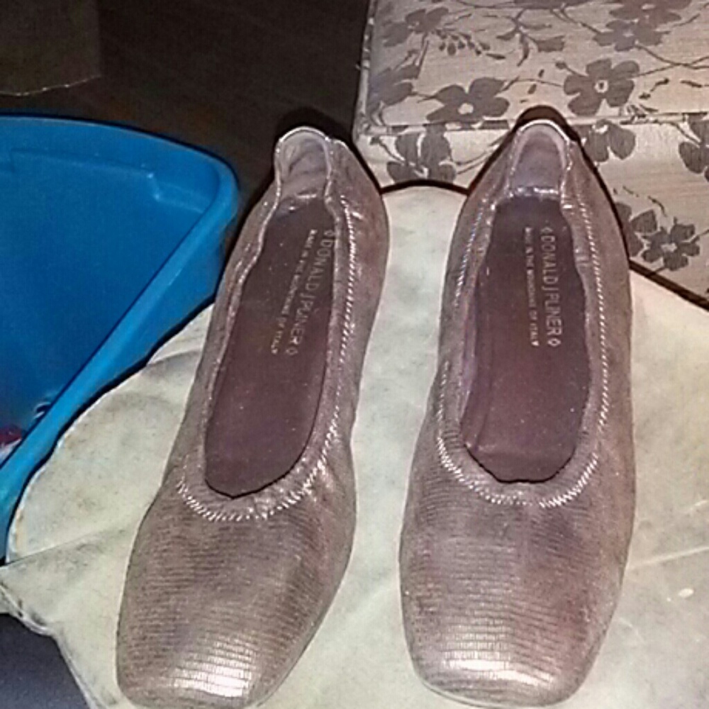 Donald Pliner size 9 ballet flats